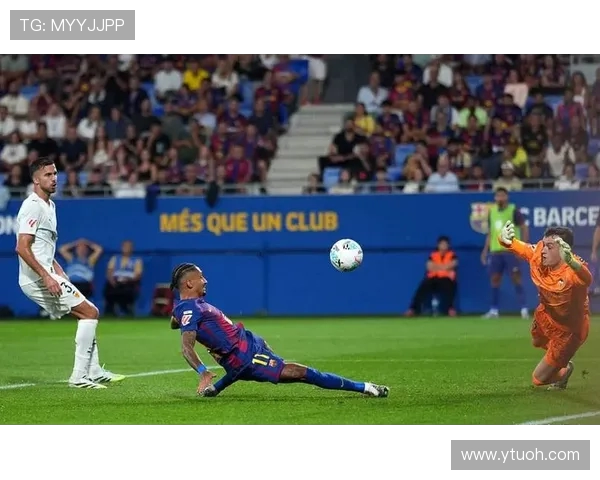 拉菲尼亚替补登场梅开二度高效制胜两射全中助球队豪取关键胜利